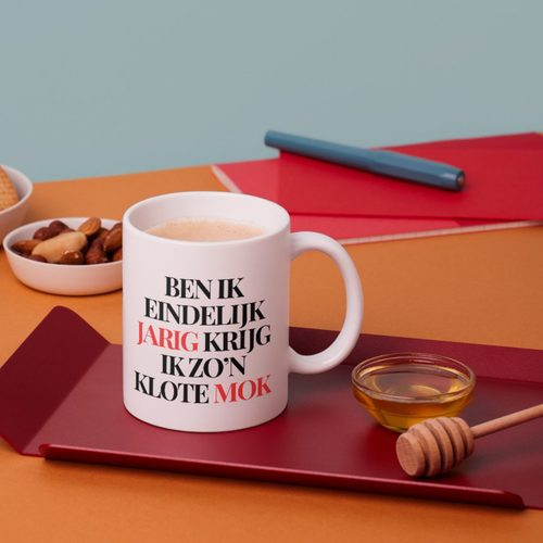 Ben ik eindelijk jarig. Krijg ik zo'n klote mok